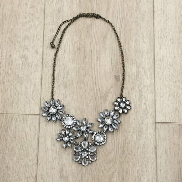 Flower gunmetal stone statement necklace - Picture 2 of 15
